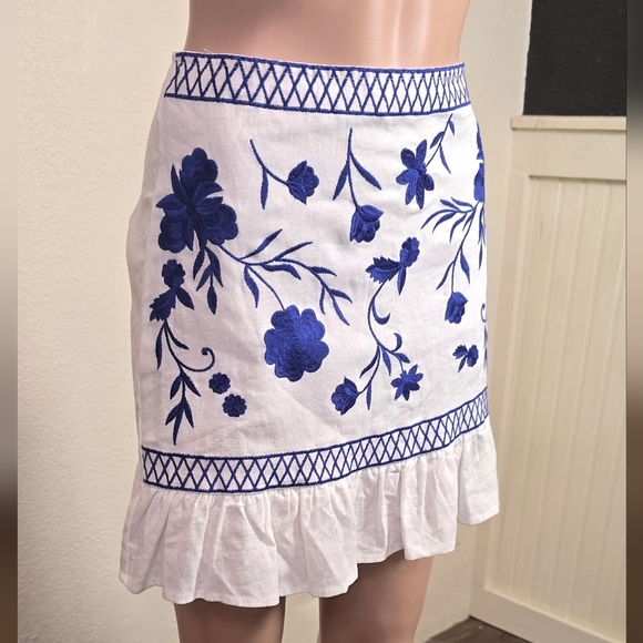 Blue Rain Francesca’s Embroidered Skirt Size S White/ Blue Flowers Print NWT - Picture 4 of 10